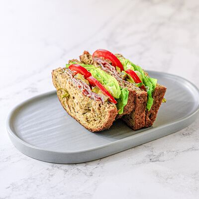 Сэндвич с жареными беконом и солеными огурчиками в Stories по цене 420 ₽