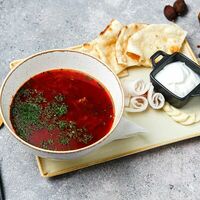 Борщ с говядиной со сметаной и салом в Колхида Palace