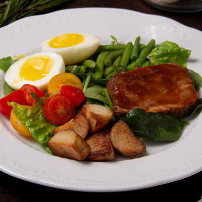 Салат с пастрами из говядины в стиле Нисуаз в La Maison гастробутик по цене 890 ₽