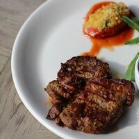 Стейк из свинины BBQ с перечным соусом в Lюstra Bar