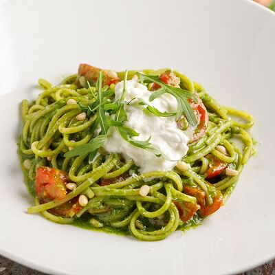 Лингвини с соусом песто и страчателлой в Кукумбер по цене 295