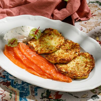 Оладьи из кабачков с лососем шеф-посола в Хочу харчо по цене 1190 ₽