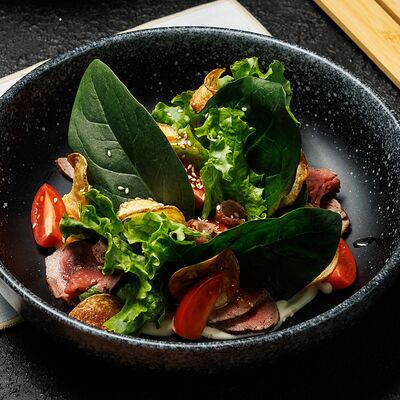Салат с ротбифом в Umami Ramen Club по цене 725 ₽