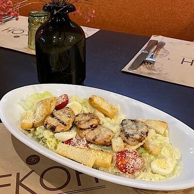 Цезарь с курицей BBQ в Restobar Бекон по цене 570 ₽