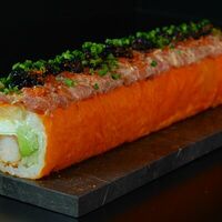 Ролл в маменори с креветкой темпура, тунцом, лососем и соусом спайси в Rick'n'Roll