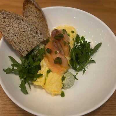Омлет из трех яиц с форелью и творожным сыромв Хлеб & Булки по цене 780 ₽