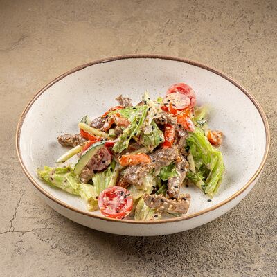 Салат с говядиной и ореховым соусом в У рыбака по цене 850 ₽