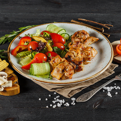 Шашлык из цыпленка с салатом в ИТЛЕ Стейк-кафе Halal по цене 500