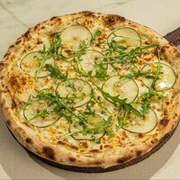 Пицца груша и горгондзола в Ботаника