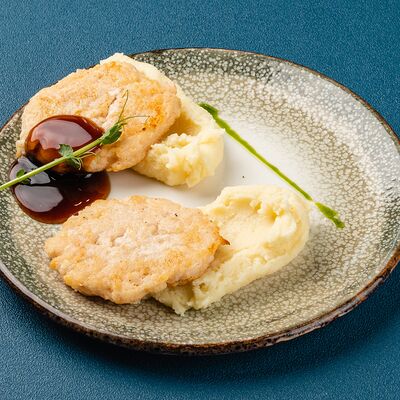 Оладьи куриные с картофельным пюре в Мираж по цене 350 ₽