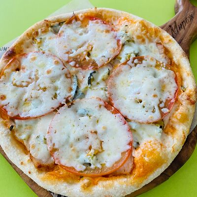 Пицца с курочкой и томатами в Мираж по цене 325 ₽