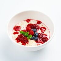 Каша овсяная с ягодами в BERRY WAFFLE