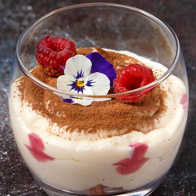 Тирамису с малиной в Макароны по цене 450 ₽