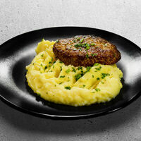 Картофельное пюре с куриной котлетой в Избушка