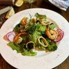 Салат с обжаренным кальмаром, креветкой и вялеными томатами в Шеф Пушкин по цене 755