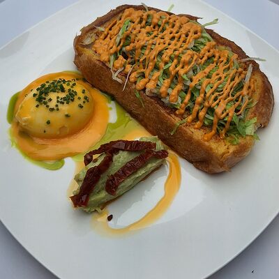 Гренка с яйцом пашот и авокадов Smart Cafe по цене 520 ₽