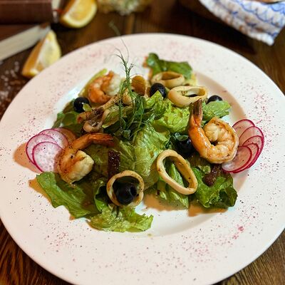 Салат с обжаренным кальмаром, креветкой и вялеными томатами в Шеф Пушкин по цене 755 ₽