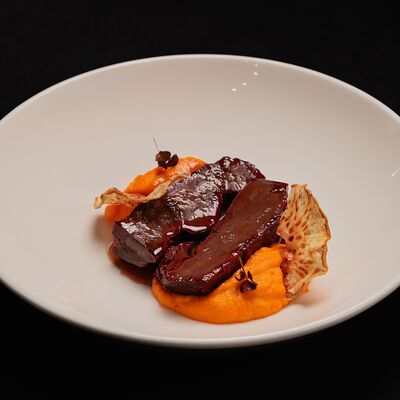 Говяжье сердце в соусе из дикого шиповника с пюре из карамельной моркови в Черная река по цене 740 ₽