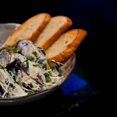 Мидии в сливочно-сырном соусе в KAIF по цене 810 ₽