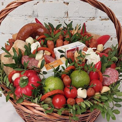 Праздничная корзина с колбасами, сырами и другими закусками в Buketonline - Съедобные букеты и клубника в шоколаде по цене 10890 ₽