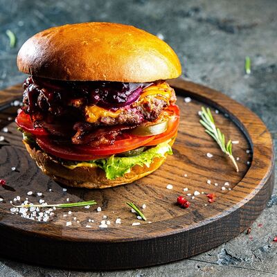 Бургер Italian с картофелем фри в Luna по цене 1090 ₽