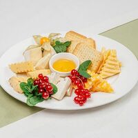 Сырная тарелка по-европейски в Ривьера