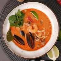 Том ям королевский с мидиями в раковинах в Kitchen lab