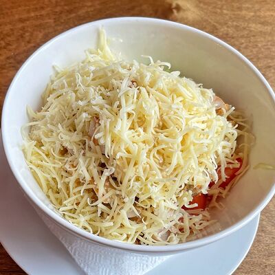 Салат с курицей под соусом цезарь в Суп с котом по цене 590 ₽