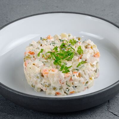 Оливье с цыпленкомв В угли по цене 450 ₽