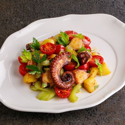 Салат с осьминогом и картофелем в Ginza по цене 2990 ₽