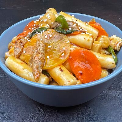 Токпокки со свининой и овощами в кисло-сладком соусе в Korean Chick по цене 577