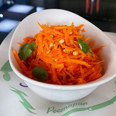 Салат со свежей морковью и кедровыми орехами в Эник Беник по цене 250 ₽