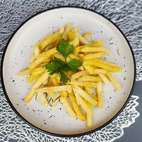 Картофель фри мегапорция в Мужчина готовит