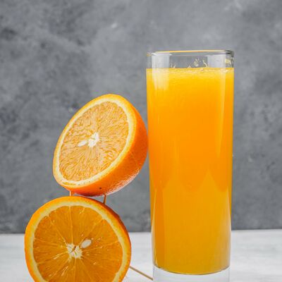 Витамины в свежевыжатом соке. Апельсиновый сок калорийность на 100 мл. Лимонады в пластиковых стаканчиках. Ттк фреши. Ттк фреши.