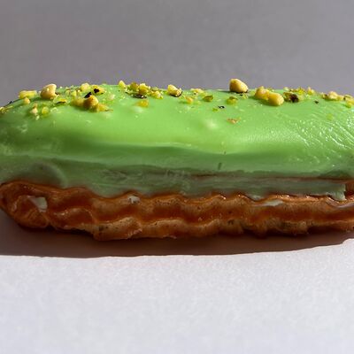 Эклер с фисташковым кремом в зеленой глазури в Кофеин по цене 205