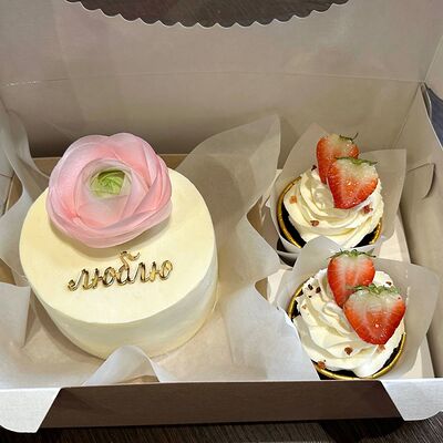 Набор бенто и 2 капкейка в Особенный Наполеон по цене 2500 ₽