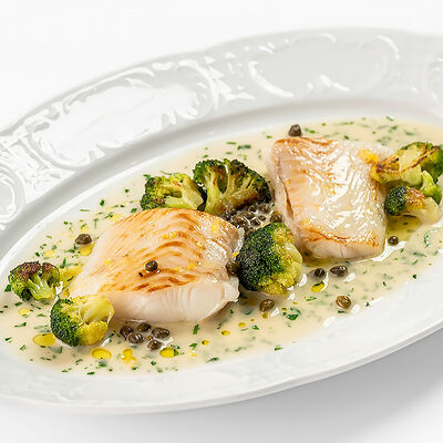 Филе палтуса с брокколи и соусом Бермонте в Castor'ka по цене 2200 ₽