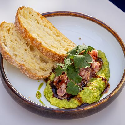 Тартар из тунца с гуакамоле и чиабаттой в Brasserie Lambic по цене 880 ₽