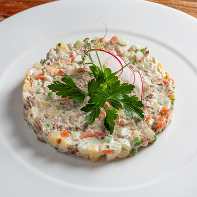 Салат оливье с говядиной в Болоньетта по цене 590 ₽