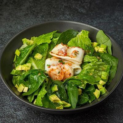 Теплый салат с морепродуктами в Fish Point по цене 1370 ₽