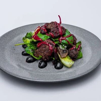 Теплый салат с куриной печенью в Глинтвейн по цене 850 ₽