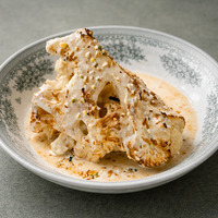 Цветная капуста с соусом из тахини в Grace Bistro