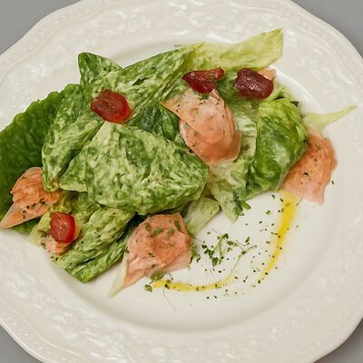 Цезарь по-русски с копченой форельюв Мёд и Масло по цене 913 ₽