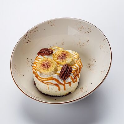 Брауни с пеканом, бананом, соленой карамелью и ванильным кремом в The Brasserie по цене 450 ₽