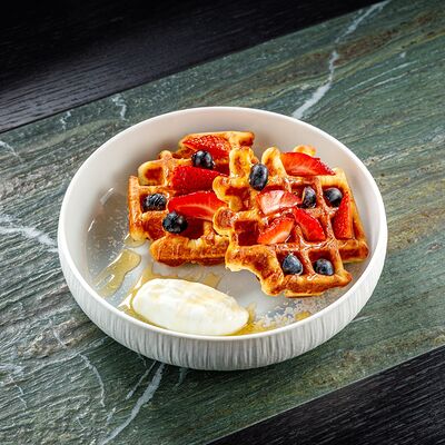 Вафли с ягодами в Артхаус по цене 900 ₽