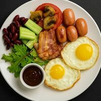 Яичница с беконом, сосисками и овощами в Соломин бар