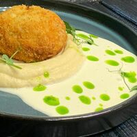 Куриная котлета с сыром в панировке с картофельным пюре в О2 Lounge cafe