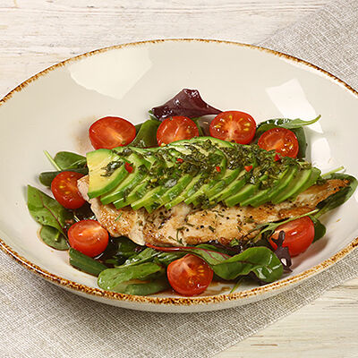 Чикен авокадо салат в T.G.I. Friday's по цене 730