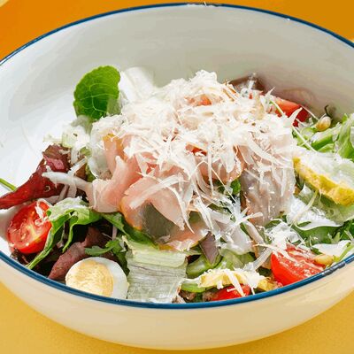 Салат с минским хамоном и песто из крапивы в Puberty по цене 690 ₽