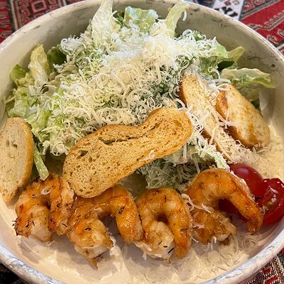 Салат с тигровыми креветками в Долма по цене 650 ₽